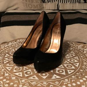 BCBG black snakeskin heels size 7.5